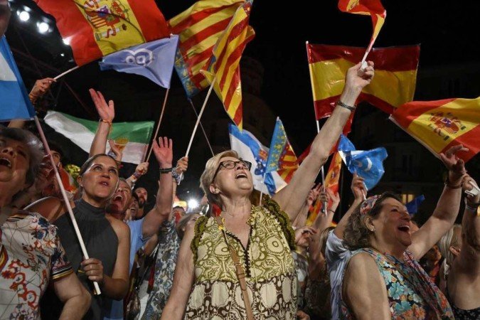 Apoiadores do Partido Popular comemoram resultado das eleições legislativas nas ruas da Espanha - (crédito: OSCAR DEL POZO/AFP) Apoiadores do Partido Popular comemoram resultado das eleições legislativas nas ruas da Espanha - (crédito: OSCAR DEL POZO/AFP)