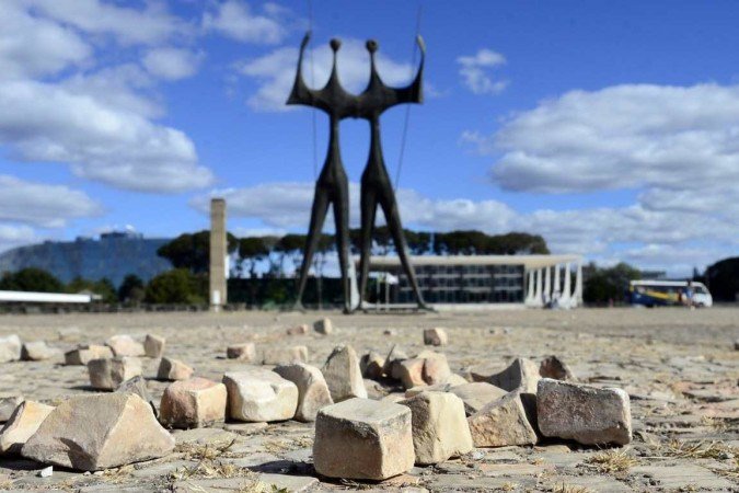  23/07/2023 Crédito: Marcelo Ferreira/CB/D.A Press. Brasil. Brasília - DF -  Pedras portuguesas soltas na Praça dos Três Poderes, 