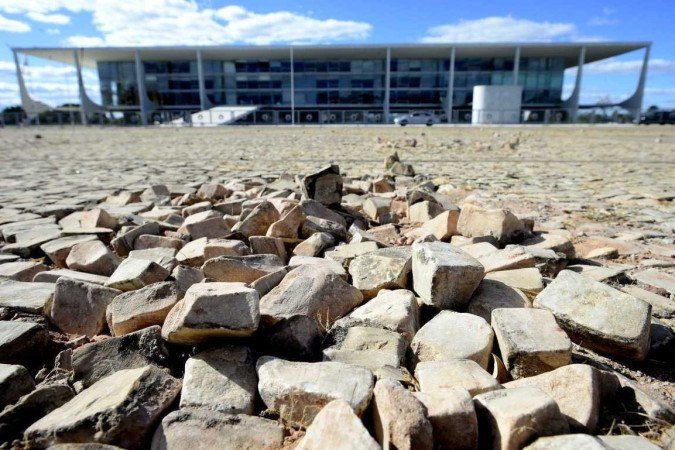  23/07/2023 Crédito: Marcelo Ferreira/CB/D.A Press. Brasil. Brasília - DF -  Pedras portuguesas soltas na Praça dos Três Poderes, 