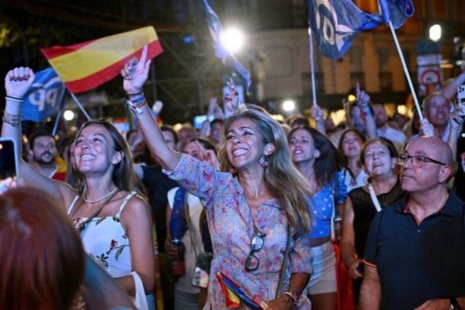 Apoiadores do Partido Popular se reuniram em frente à sede do grupo em Madri - (crédito: Reuters) Apoiadores do Partido Popular se reuniram em frente à sede do grupo em Madri - (crédito: Reuters)