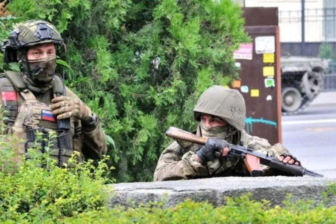 Militantes do Wagner em Rostov, durante o motim de 23 de junho; combatente diz à BBC que sua unidade não sabia que participava de uma insurreição - (crédito: Getty Images) Militantes do Wagner em Rostov, durante o motim de 23 de junho; combatente diz à BBC que sua unidade não sabia que participava de uma insurreição - (crédito: Getty Images)