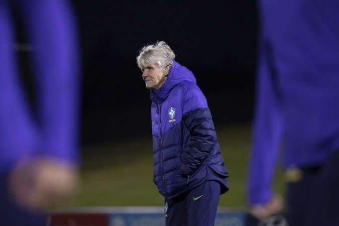 Pia Sundhage no último treino do Brasil antes da estreia contra o Panamá: a técnica repetiu o mantra do equilíbrio entre ataque e defesa na entrevista coletiva da Fifa - (crédito: Thais Magalhães/CBF) Pia Sundhage no último treino do Brasil antes da estreia contra o Panamá: a técnica repetiu o mantra do equilíbrio entre ataque e defesa na entrevista coletiva da Fifa - (crédito: Thais Magalhães/CBF)