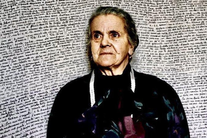 Clelia Marchi (1912-2006) com seu lençol, em foto de 1992 (Foto Livi) - (crédito: DIVULGAÇÃO: FONDAZIONE ARCHIVIO DIARISTICO NAZIONALE) Clelia Marchi (1912-2006) com seu lençol, em foto de 1992 (Foto Livi) - (crédito: DIVULGAÇÃO: FONDAZIONE ARCHIVIO DIARISTICO NAZIONALE)