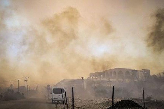 Incêndios de grandes proporções preocupa em ilha da Grécia, em meio a onda de calor intensa na Europa - (crédito: AFP Via Getty Images) Incêndios de grandes proporções preocupa em ilha da Grécia, em meio a onda de calor intensa na Europa - (crédito: AFP Via Getty Images)