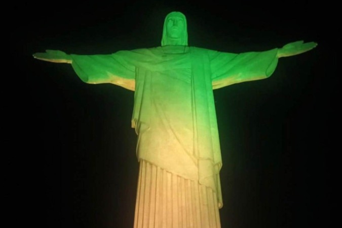 Cristo fica verde e amarelo em homenagem à Copa do Mundo Feminina