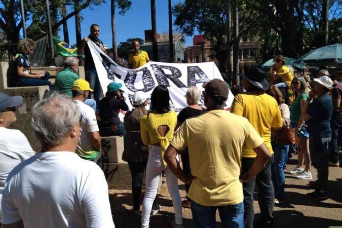 Pequeno grupo de bolsonaristas se reúne em BH para pedir 'Fora Lula' - (crédito: EM Política) Pequeno grupo de bolsonaristas se reúne em BH para pedir 'Fora Lula' - (crédito: EM Política)