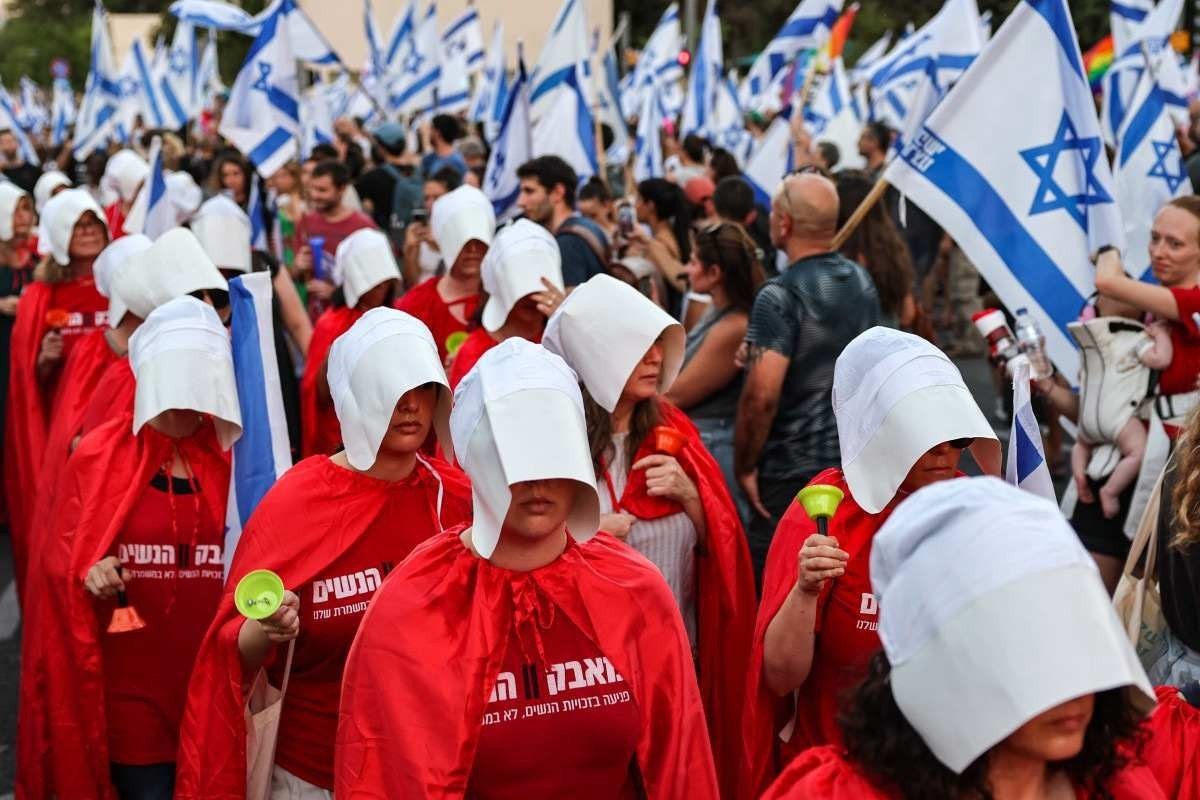 Mulheres vestidas como aias da série Handmaid´s Tale protestam em Tel Aviv 