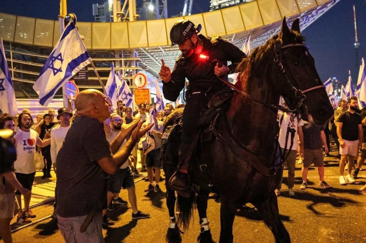 Policial montado a cavalo confronta ativista, também em Tel Aviv: nervos à flor da pele 