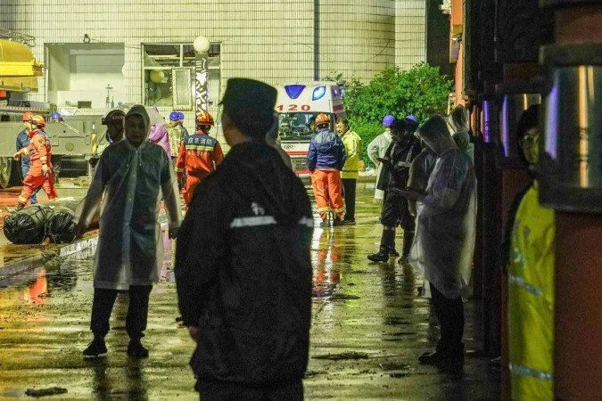 Equipes de resgate trabalham em um ginásio de escola depois que o telhado do prédio desabou em Qiqihar, na província de Heilongjiang, no nordeste da China, no início de 24 de julho de 2023. - (crédito: Reprodução/ CNS / AFP) Equipes de resgate trabalham em um ginásio de escola depois que o telhado do prédio desabou em Qiqihar, na província de Heilongjiang, no nordeste da China, no início de 24 de julho de 2023. - (crédito: Reprodução/ CNS / AFP)