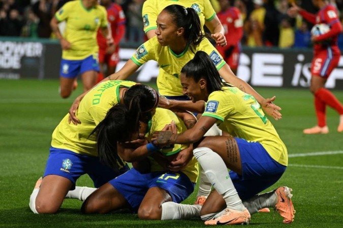  Brazil's midfielder #17 Ariadina Borges (C) celebrates with teammates scoring her team's first goal during the Australia and New Zealand 2023 Women's World Cup Group F football match between Brazil and Panama at Hindmarsh Stadium in Adelaide on July 24, 2023. (Photo by Brenton EDWARDS / AFP)
      