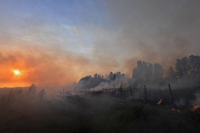 Fumaça de incêndios violentos na cidade costeira de Tabarka cobre o sol em meio a uma onda de calor em 24 de julho de 2023.
- (crédito: Reprodução/ FETHI BELAID / AFP) Fumaça de incêndios violentos na cidade costeira de Tabarka cobre o sol em meio a uma onda de calor em 24 de julho de 2023.
- (crédito: Reprodução/ FETHI BELAID / AFP)