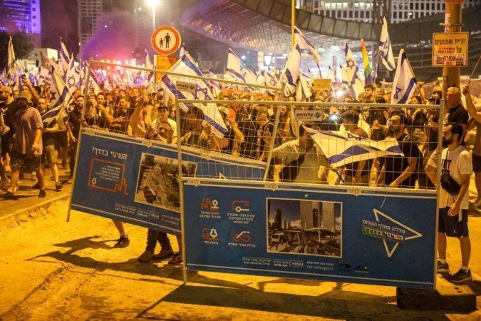 Em Tel Aviv, opositores à reforma do Judiciário israelense retiram cercas de metal da rua 