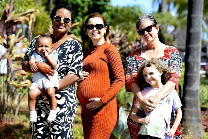 Lara Patrocinia com o filho, Khalid, Elaine Bruno, que está grávida, e Shirley Daudt, com a caçula, Elisa - (crédito: Marcelo Ferreira/CB/D.A Press) Lara Patrocinia com o filho, Khalid, Elaine Bruno, que está grávida, e Shirley Daudt, com a caçula, Elisa - (crédito: Marcelo Ferreira/CB/D.A Press)