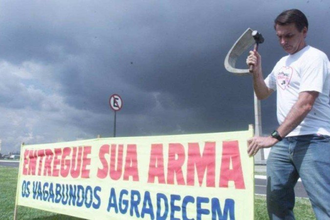 Ex-presidente Jair Bolsonaro usa imagem antiga para criticar decreto de armas, assinado por Lula na sexta (21) - (crédito: Reprodução/Twitter) Ex-presidente Jair Bolsonaro usa imagem antiga para criticar decreto de armas, assinado por Lula na sexta (21) - (crédito: Reprodução/Twitter)