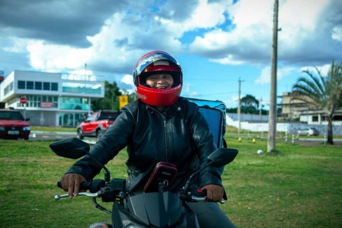 Imagens dos protagonistas do documentário Da porta pra fora, de Thiago Foresti: cotidiano dos motoboys