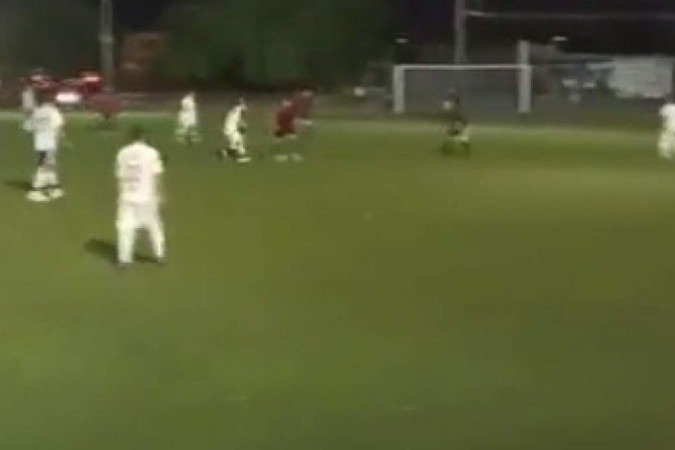Em imagens compartilhadas na internet, é possível ouvir ao menos dez disparos no jogo que estava sendo transmitido ao vivo nas redes sociais - (crédito: Reprodução Twitter) Em imagens compartilhadas na internet, é possível ouvir ao menos dez disparos no jogo que estava sendo transmitido ao vivo nas redes sociais - (crédito: Reprodução Twitter)