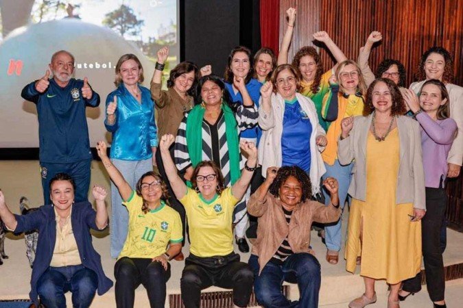 Ao lado de ministras de seu governo, Lula parabenizou as jogadores brasileiras pela Ao lado de ministras de seu governo, Lula parabenizou as jogadores brasileiras pela
