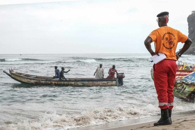 Equipe de resgate senegalesa e pescadores locais preparam uma piroga para uma operação de resgate em Ouakam, em Dacar, em 24 de julho de 2023, após um barco virar na costa de Dacar - (crédito: AFP) Equipe de resgate senegalesa e pescadores locais preparam uma piroga para uma operação de resgate em Ouakam, em Dacar, em 24 de julho de 2023, após um barco virar na costa de Dacar - (crédito: AFP)