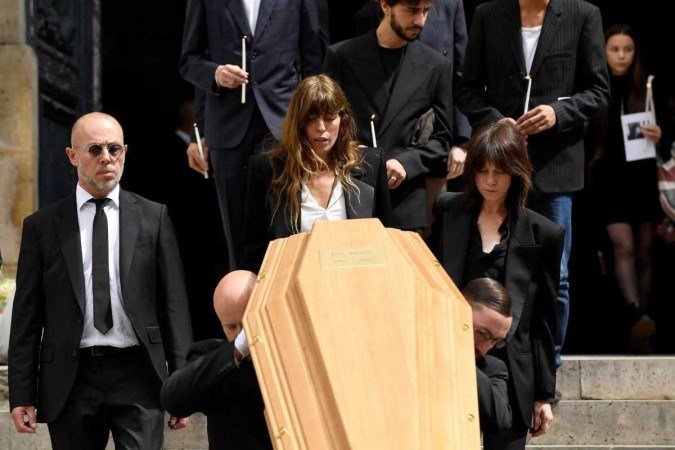 As filhas da atriz franco-britânica Jane Birkin: Lou Doillon, Charlotte Gainsbourg e o filho de Charlotte, Ben Attal - (crédito: JULIEN DE ROSA / AFP) As filhas da atriz franco-britânica Jane Birkin: Lou Doillon, Charlotte Gainsbourg e o filho de Charlotte, Ben Attal - (crédito: JULIEN DE ROSA / AFP)