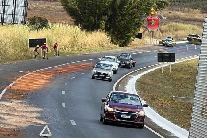 As equipes dos Bombeiros contiveram o rastro de óleo deixado na via com terra e serragem - (crédito: Divulgação/CBMDF) As equipes dos Bombeiros contiveram o rastro de óleo deixado na via com terra e serragem - (crédito: Divulgação/CBMDF)