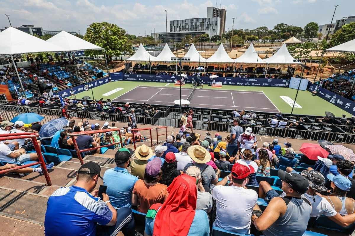 Atleta masculino sério na quadra de tênis para uma competição com