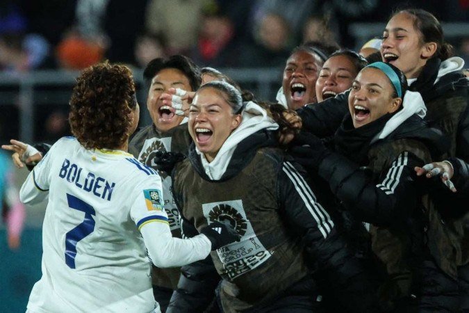 A atacante filipina nº 07 Sarina Bolden (esquerda) comemora o primeiro gol de sua equipe durante a partida de futebol do Grupo A da Copa do Mundo Feminina de 2023       -  (crédito: MARTY MELVILLE / AFP)