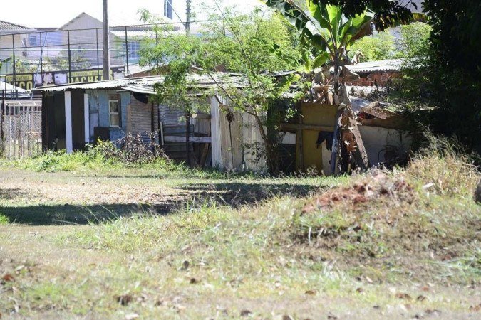 Mesmo a distância, é possível constatar a situação de penúria