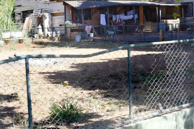 Uma das casas foi invadida e não há previsão para desocupá-la