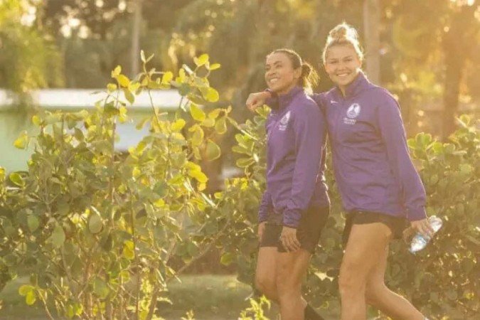 Marta e a namorada, Carrie Lawrence