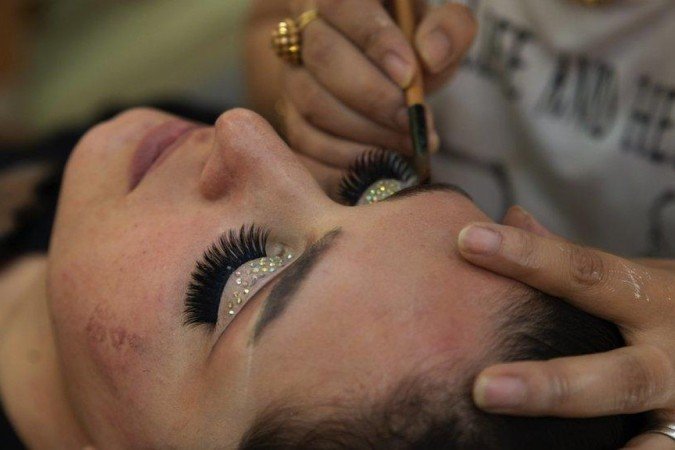 Ir ao salão era um escape para muitas mulheres afegãs, mas isso foi abolido pelo Talebã no mês ado
- (crédito: Getty Images) Ir ao salão era um escape para muitas mulheres afegãs, mas isso foi abolido pelo Talebã no mês ado
- (crédito: Getty Images)
