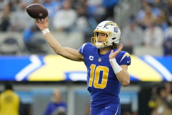 Justin Herbert assinou renovação milionária com o Los Angeles Chargers - (crédito: Ashley Landis/AP Photo) Justin Herbert assinou renovação milionária com o Los Angeles Chargers - (crédito: Ashley Landis/AP Photo)