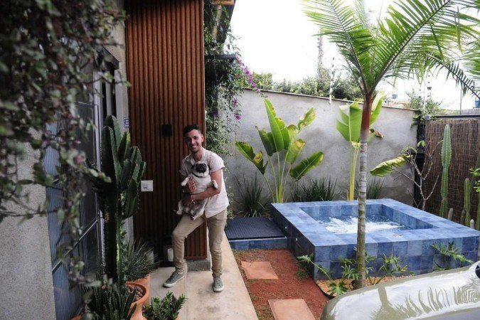  25/07/2023. Crédito: Minervino Júnior/CB/D.A Press. Brasil.  Brasilia - DF. Arquiteto Marcos Vinicius que reformou a sua casa na Ceilândia e conquistou 1 milhão de seguidores mostrando a evolução da obra na internet.