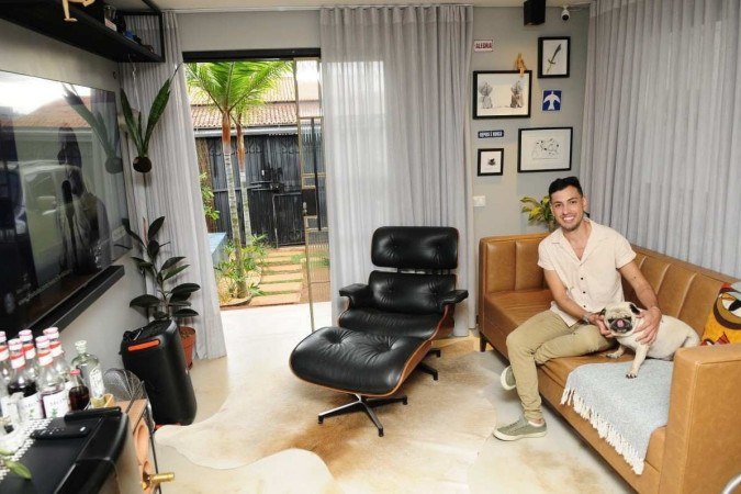  25/07/2023. Crédito: Minervino Júnior/CB/D.A Press. Brasil.  Brasilia - DF. Arquiteto Marcos Vinicius que reformou a sua casa na Ceilândia e conquistou 1 milhão de seguidores mostrando a evolução da obra na internet.