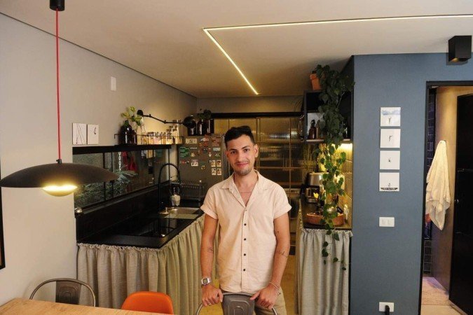  25/07/2023. Crédito: Minervino Júnior/CB/D.A Press. Brasil.  Brasilia - DF. Arquiteto Marcos Vinicius que reformou a sua casa na Ceilândia e conquistou 1 milhão de seguidores mostrando a evolução da obra na internet.