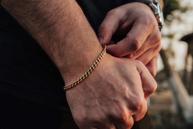 As pulseiras começam a crescer no ambiente masculino para tentar ser mais usual que o relógio