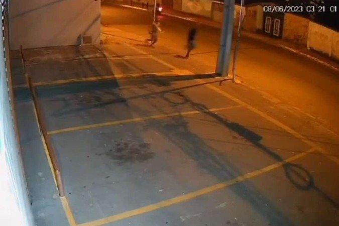 Imagens mostram Richard sendo perseguido por um homem que segurava a arma do crime - (crédito: PCGO/Divulgação) Imagens mostram Richard sendo perseguido por um homem que segurava a arma do crime - (crédito: PCGO/Divulgação)