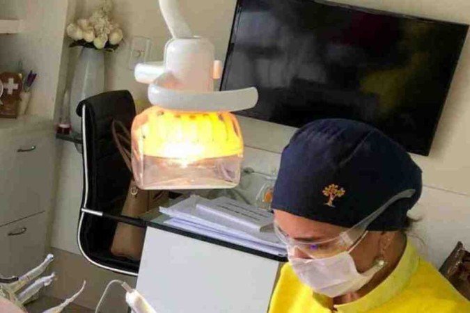 Carine Castro Valle, dentista e proprietária da Castro Valle odontologia, alerta que antes 
de realizar o procedimento é necessário avaliar minuciosamente a saúde bucal do paciente