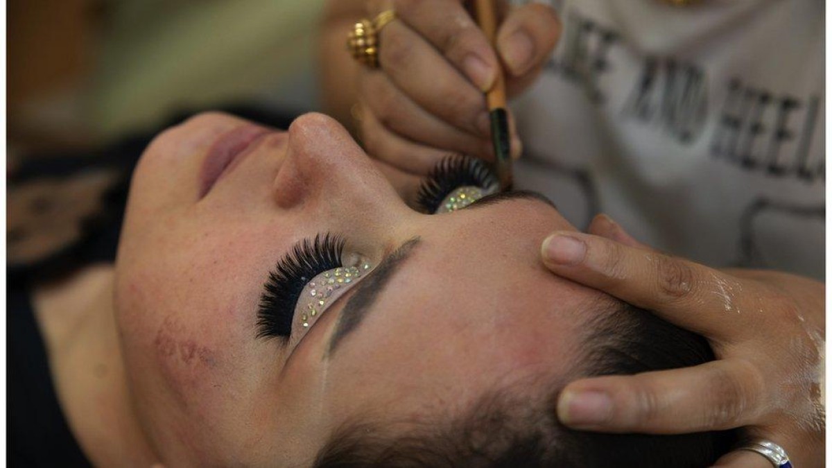 Afegãs lamentam proibição de salões de beleza pelo Talebã: 'Lugares que nos davam esperança'