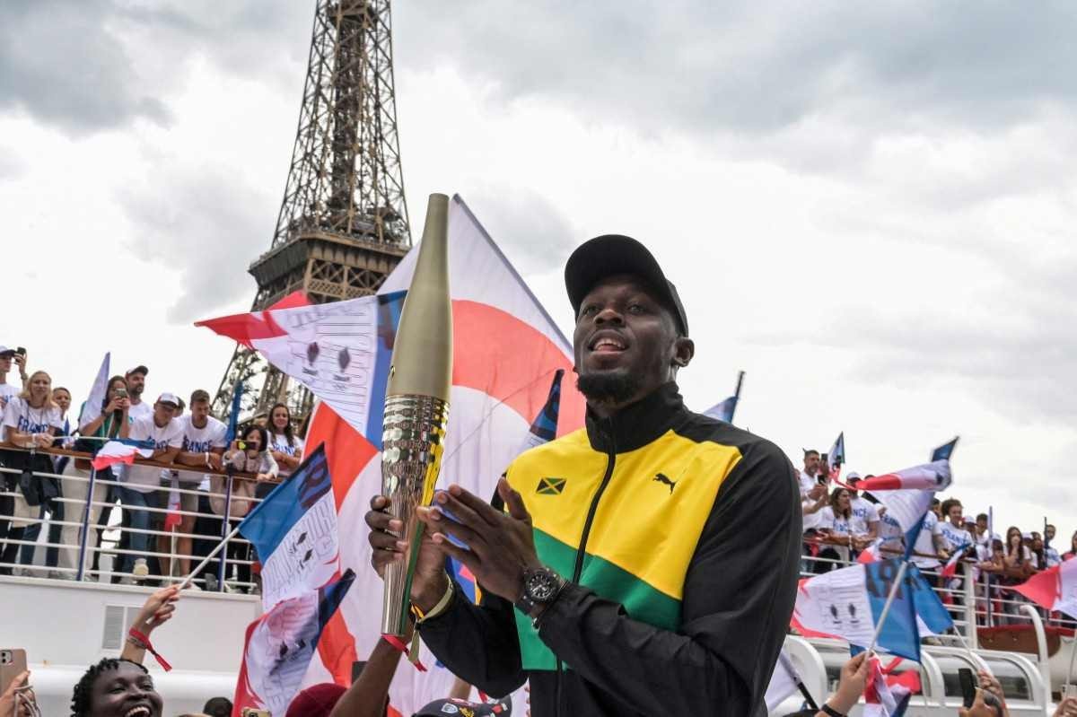 Tocha dos Jogos Paris-2024 é revelada; Bolt é um dos primeiros a tocá-la