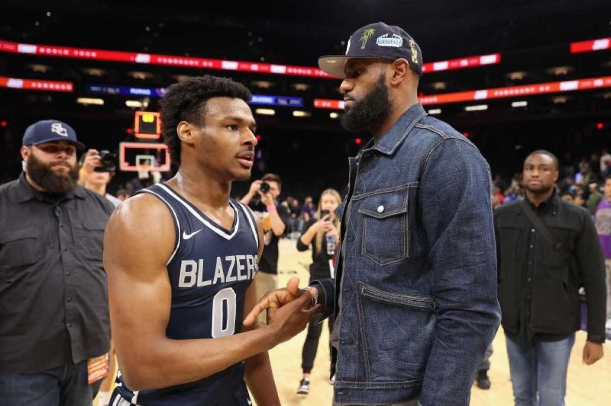 Bronny James sofre parada cardíaca durante treino de basquete  