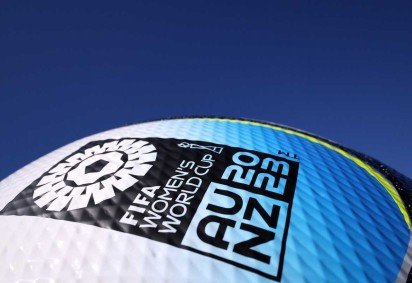 Os detalhes da bola oficial da Copa do Mundo Feminina são vistos ao lado do Estádio Austrália, também conhecido como Estádio Olímpico, em Sydney em 18 de julho de 2023, antes do torneio de futebol da Copa do Mundo Feminina. -  (crédito: Franck FIFE/AFP)