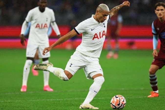 Tottenham vence amistoso com 'Hat-trick' do atacante brasileiro Richarlison nesta quarta-feira (26), em Singapura.
- (crédito: Reprodução/ TREVOR COLLENS / AFP) Tottenham vence amistoso com 'Hat-trick' do atacante brasileiro Richarlison nesta quarta-feira (26), em Singapura.
- (crédito: Reprodução/ TREVOR COLLENS / AFP)