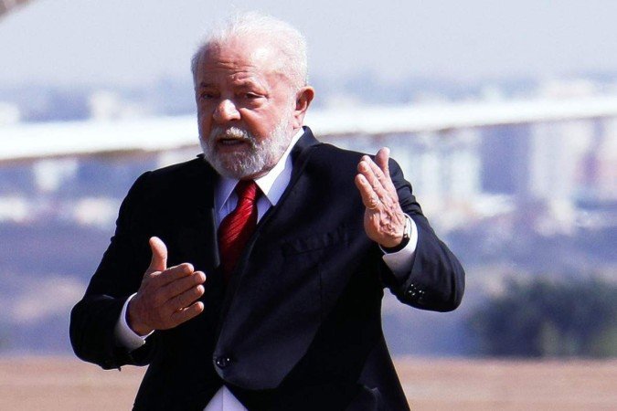 Brazilian President Luiz Inacio Lula da Silva gestures as he arrives to the Brasilia Air Force Base to attend a ceremony commemorating the 150th birthday of Brazilian aviator and inventor Alberto Santos Dumont, considered the patron saint of the Brazilian Air Force, in Brasilia on July 20, 2023. (Photo by Sergio Lima / AFP)
- (crédito: Sergio Lima / AFP) Brazilian President Luiz Inacio Lula da Silva gestures as he arrives to the Brasilia Air Force Base to attend a ceremony commemorating the 150th birthday of Brazilian aviator and inventor Alberto Santos Dumont, considered the patron saint of the Brazilian Air Force, in Brasilia on July 20, 2023. (Photo by Sergio Lima / AFP)
- (crédito: Sergio Lima / AFP)