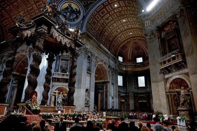 Basílica de São Pedro, no Vaticano. Promotor do Vaticano pede sete anos de prisão para cardeal por fraude. - (crédito: Reprodução/ Tiziana FABI / AFP) Basílica de São Pedro, no Vaticano. Promotor do Vaticano pede sete anos de prisão para cardeal por fraude. - (crédito: Reprodução/ Tiziana FABI / AFP)