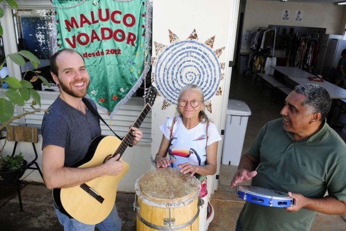 Humaniza&ccedil;&atilde;o das pessoas com doen&ccedil;as mentais: Filipe com integrantes do grupo Maluco Voador, Maria do Ros&aacute;rio e Joaquim Monteiro

