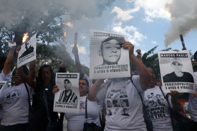 Familiares das vítimas do caso Paraisópolis fazem ato durante primeira audiência do caso no Fórum Criminal da Barra Funda  -  (crédito: Paulo Pinto/Agência Brasil)