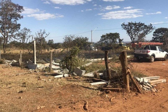 A derrubada foi acompanhada pela Polícia Militar e pela Novacap  -  (crédito: Acervo Pessoal)