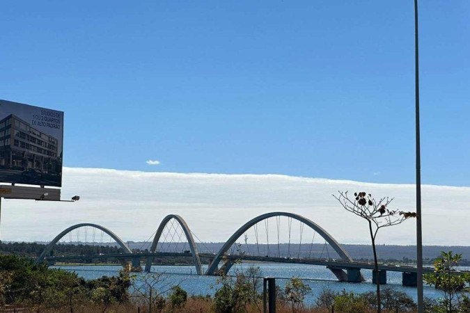 O céu do Distrito Federal chamou a atenção pela presença de nuvens estratiformes - (crédito: Taís Braga/CB) O céu do Distrito Federal chamou a atenção pela presença de nuvens estratiformes - (crédito: Taís Braga/CB)