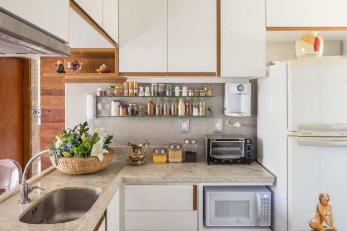 No projeto do arquiteto Rick Hudson, tons claros funcionalidade na cozinha