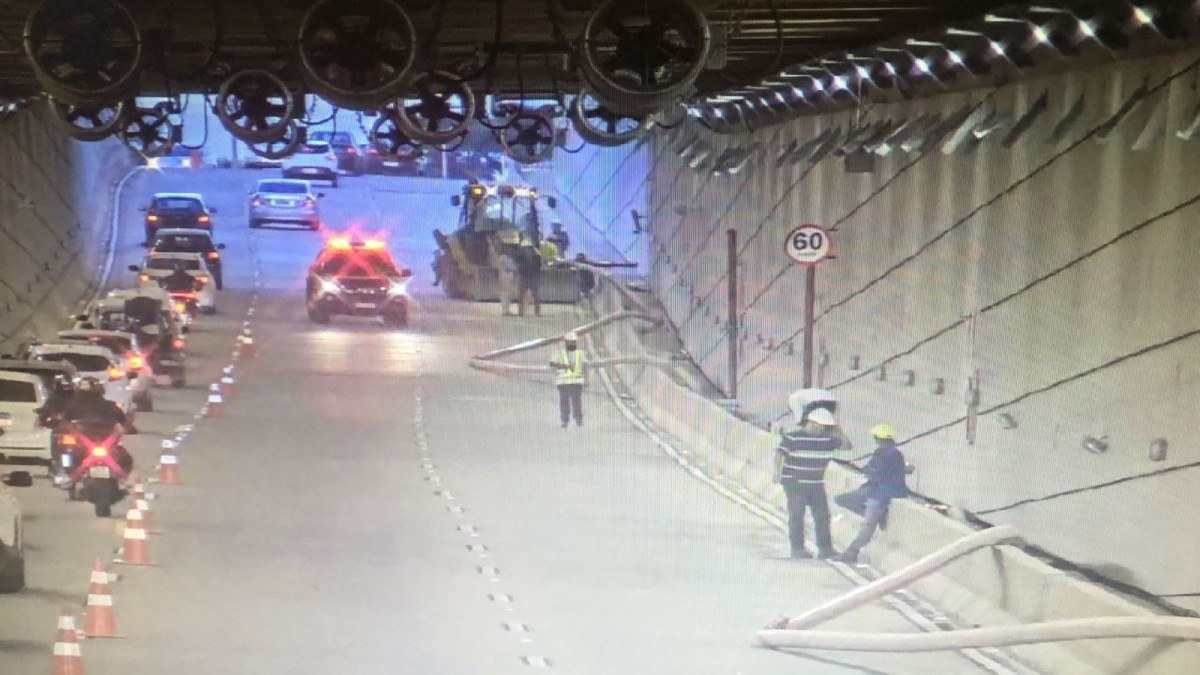 Tubulação do Túnel Rei Pelé despenca, jorra água e causa transtornos 